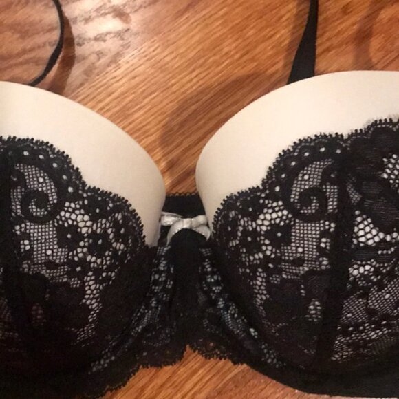 Victoria's Secret Bra Black Lace with Cream - Picture 2 of 3
